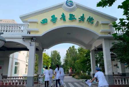 中秋来临前，德尔康尼人没忘记敬老院的老年人